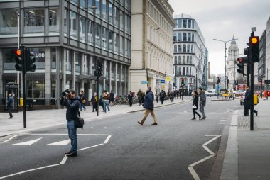 Profesyonel kamera üzerinde orta Street, London City, İngiltere, İngiltere'de ayakta olan genç adam