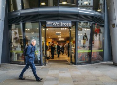 Memur işçi Walbrook, Londra, İngiltere, İngiltere'de küçük gamex upmarket süpermarkette geçmiş yürür