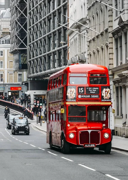 Dědictví červený autobus Routemaster v londýnské City. Otevřená platforma na zadním usnadnil rychlý nástup pod dohledem dirigent — Stock fotografie