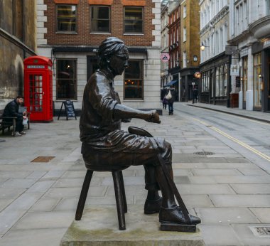 2002 yılında inşa ayakkabıcı heykel Watling Street kaldırım üzerinde yer almaktadır