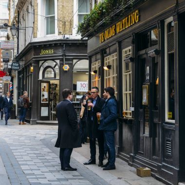 Ofis çalışanları bir bira bardağı öğle yemeğinde şehir Londra, İngiltere, İngiltere'Ye Olde Watling barda keyfini çıkarın