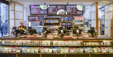 Itsu sağlık ve mutluluk Restoran Londra, İngiltere'de iç. Restoran Zinciri tarafından Asya hızlı yiyecek ilham İngiltere'de 70 yerler vardır