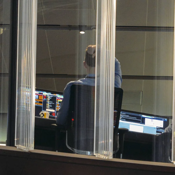 Finanční obchodník na terminálu Bloomberg ve městě Londýn, Anglie, Spojené království — Stock fotografie