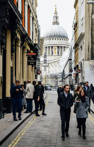 Gyalogosok a Watling Street London City, a Szent Pál-székesegyház, a háttérben — Stock Fotó