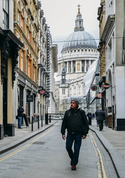 Gyalogos a Watling Street London City, a Szent Pál-székesegyház, a háttérben — Stock Fotó