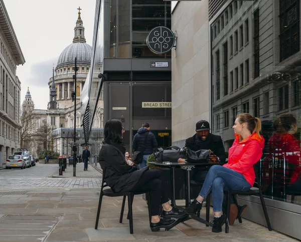 Group of friends chat at a cafe overlooking the iconic St. Pauls Cathedral in London, England, UK — Stock Photo, Image