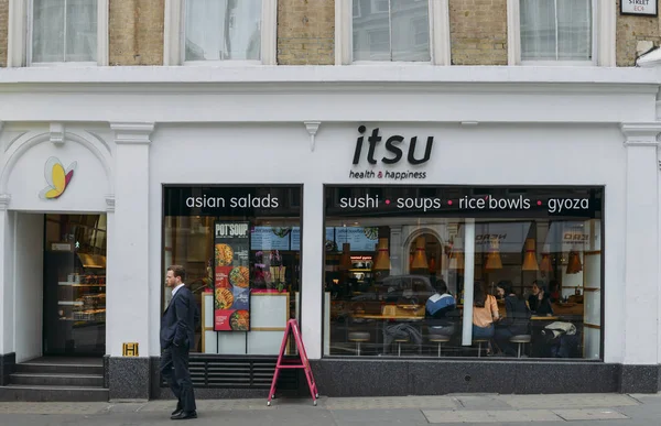 Itsu sağlık ve mutluluk Restoran Londra, İngiltere. Restoran Zinciri tarafından Asya hızlı yiyecek ilham İngiltere'de 70 yerler vardır