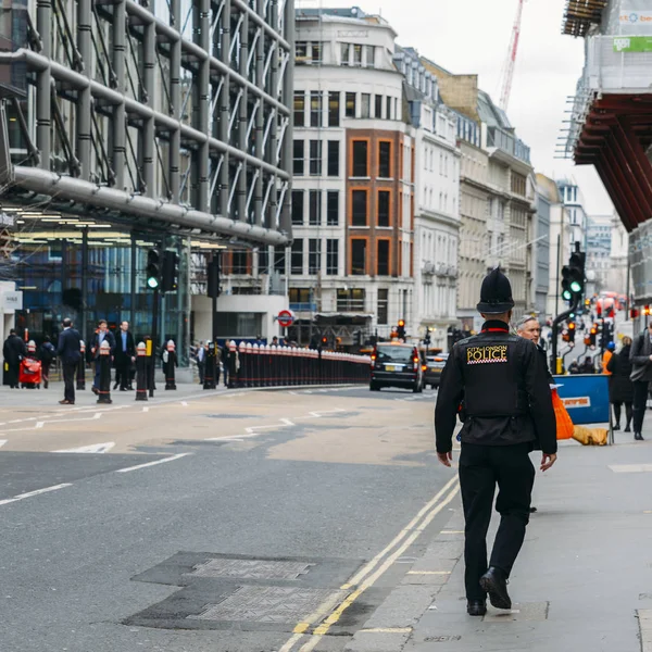 Focus selettivo sulla polizia della City di Londra con la stazione della metropolitana di Cannon Street sullo sfondo — Foto Stock