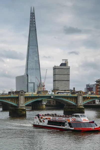 Grattacielo Shard e Southwark Bridge sul Tamigi. La barca di Citycruises passa sotto il ponte — Foto Stock