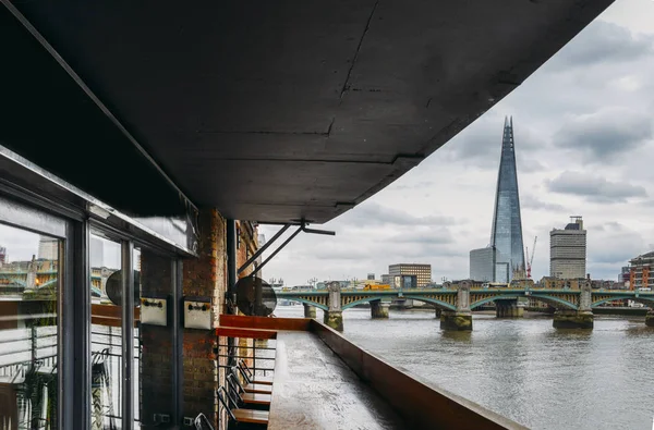 "Shard" ı ve Thames Nehri üzerinde Southwark Köprüsü rahat bir teras görüldüğü gibi de dahil olmak üzere Londra manzarası. — Stok fotoğraf