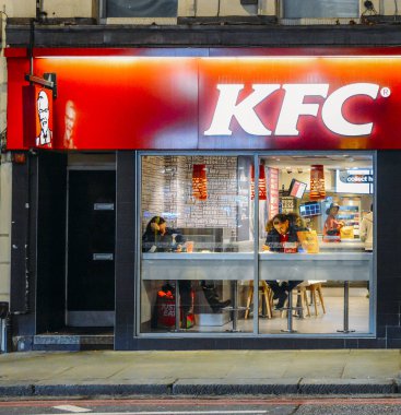 Dış bir Kentucky Fried Chicken - gece Kfc restoranda üzerinde Earl's Court Road, Londra, İngiltere, İngiltere