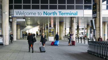 Konuksever yolcu Londra Gatwick'ın Kuzey Terminal gidilecek Avrupa ve ötesinde hizmet için oturum açın. Yolcu ve ön plan hava mürettebatı