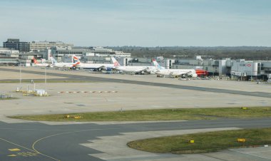 Uçak yolcuları bekleyen asfalt üzerinde farklı uçakları, bir