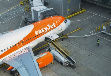 Airbus A320 easyjet Londra Gatwick'ın Kuzey terminalinde asfalt uçakta