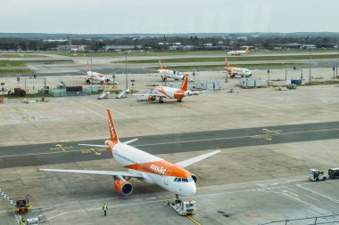 Düşük maliyetli hava taşımacılığı, easyjet, Londra Gatwick'ın Kuzey terminalinde asfalt üzerinde ait airbus A320 uçakları