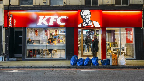 Esterno di un Kentucky Fried Chicken - ristorante KFC di notte su Earl's Court Road, Londra, Inghilterra, Regno Unito — Foto Stock