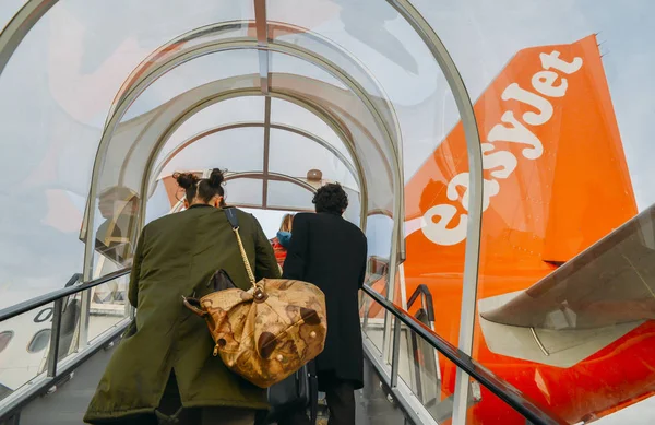 Londra Gatwicks Kuzey Terminal bir Airbus A320 easyjet uçağa binmeden yolcu