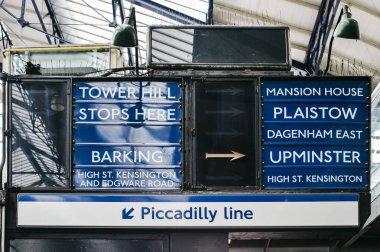 Londra Metrosu'nun Earl's Court Londra metro ağı içinde gidilecek doğru işaret istasyonu, eski moda işareti