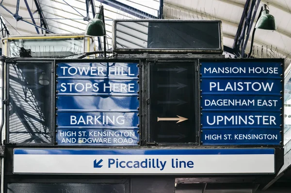 Cartello vecchio stile sulla metropolitana di Londra a Earl's Court Station che punta verso destinazioni all'interno della rete metropolitana di Londra — Foto Stock