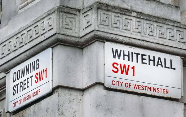 Угол Даунинг-стрит и Уайтхолл в Вестминстере, Лондон, Англия, Великобритания. 10 Даунинг-стрит - офис премьер-министра Великобритании . — стоковое фото