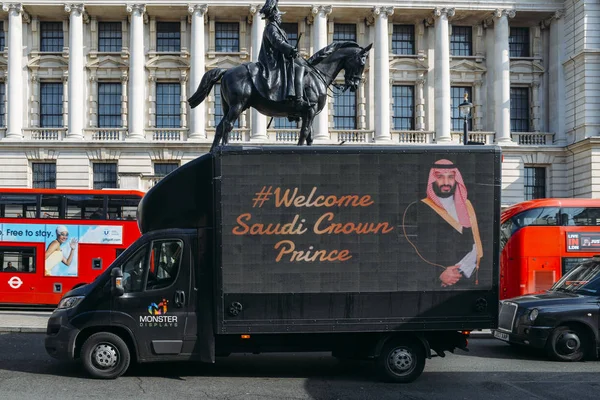 Van Suudi Veliaht Prens, Suudi Arabistan, Mohammad bin Salman İngiltere'ye hoş geldin işaretiyle Whitehall geçer — Stok fotoğraf