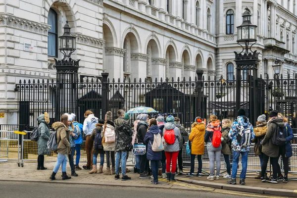Turistler Whitehall City Westminster, Londra üzerinden 10 Downing Street kapı girişinin önünde