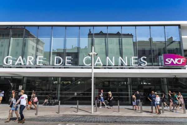 Entrada para a estação ferroviária de Cannes, que é a principal estação ferroviária em Cote d 'Azur, França. A cidade é famosa por seu festival anual de cinema — Fotografia de Stock