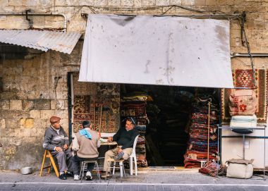 Jaffa eski şehir, Tel Aviv, İsrail bir halı pazarda yanındaki üç adam sakin ol