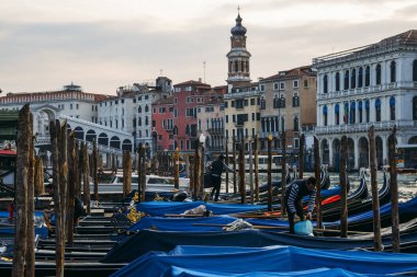 Canal Grande demirli gondol Venedik, İtalya ile klasik resmi görüntüleyin