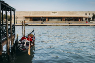 Venedik gondol Saint Lucia tren istasyonu ile Canal Grande, Venedik, ana tren hub içinde belgili tanımlık geçmiş
