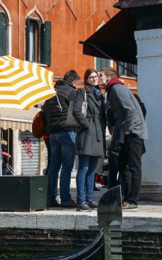 Genç adam onun sevgilisi Venedik, İtalya'nın kenarındaki yanağına bir öpücük verir