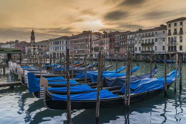 Vue sur la photo classique du Canal Grande avec des gondoles amarrées à Venise, Italie — Photo