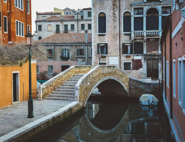 Colorful bridge across canal in Venice, Italy — Stock Photo, Image