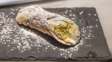 Cannoli Sicilya, İtalya ricotta peyniri, pudra şekeri ve fındık oluşan gelen bir tatlı olduğunu