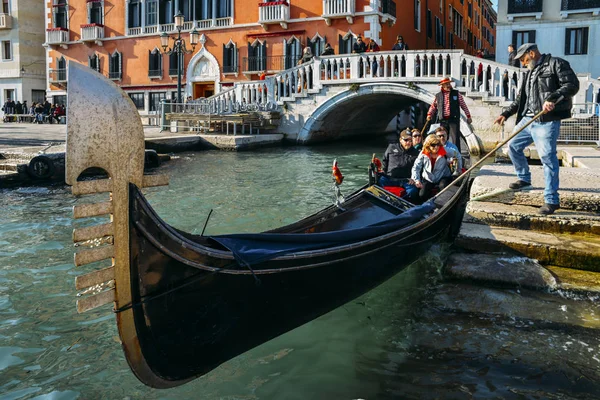 Dóžecího paláce a Ponte della Paglia s benátský gondolier na gondole. Gondola je kultovní tradiční loď, oblíbený způsob cestování pro turisty — Stock fotografie