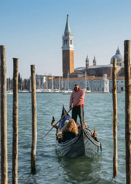 Turistene nyter en gondol med utsikt over San Giorgio Maggiore, Venezia – stockfoto