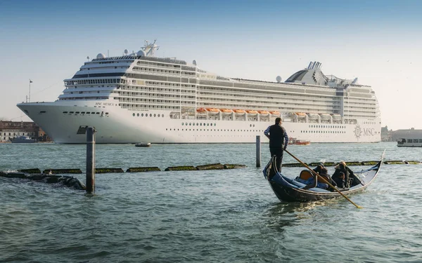 Juxaposição de gôndola e enorme navio de cruzeiro no Canal Giudecca. Transporte antigo e novo na Lagoa de Veneza — Fotografia de Stock