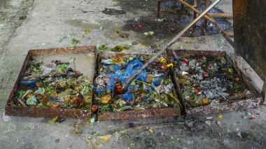 Cam üfleyici aletleri ve ezilmiş bir atölye farklı renklerde kadeh