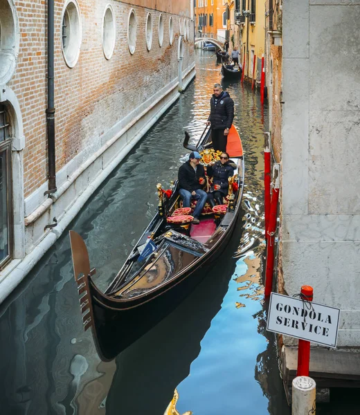 Touristes sur une télécabine dans un canal étroit dans le centre historique de Venise, Italie — Photo