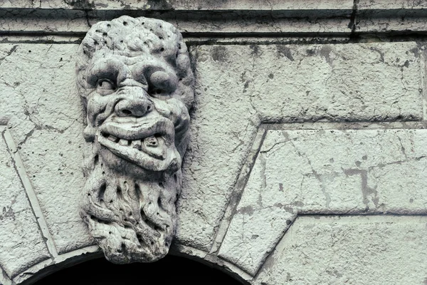 Grotesco rostro de una escultura monstruosa en una iglesia en Venecia —  Fotos de Stock