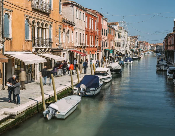 Colorful old houses and bridge over the canal at the island of Murano near Venice — Stock Photo, Image