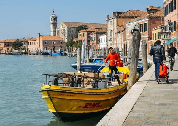 Жовтий Dhl кур'єрської доставки човен Мурано, острів в Венеціанської лагуни, Італія — стокове фото