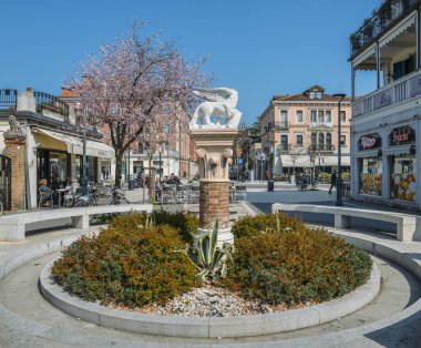 İnsanlar bir kafe Santa Maria Elisabetta sokak, kalp yakın Venedik Lido Adası boyunca tadını çıkarın.