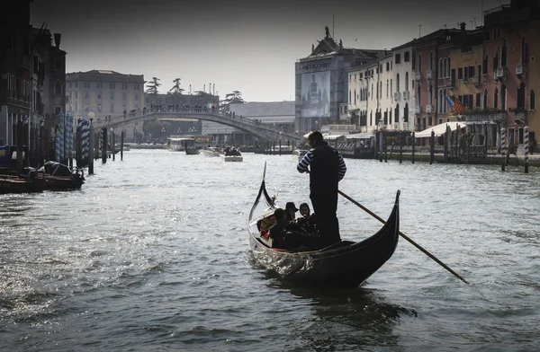 Gondoly plavit podél Canal Grande. Gondola je nejatraktivnější turistické dopravy v Benátkách. Romantický vodní cesty na Canal Grande. Panoramatický výhled na Canal Grande. — Stock fotografie