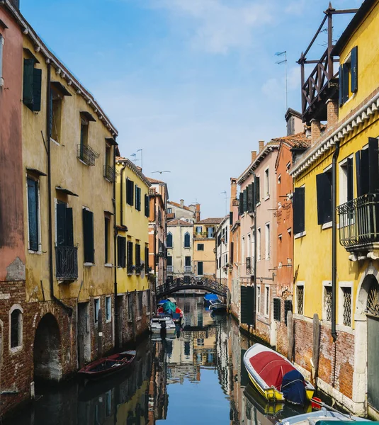 Kleurrijke en ontspannende kanaal in Venetië, Veneto, Italië. — Stockfoto