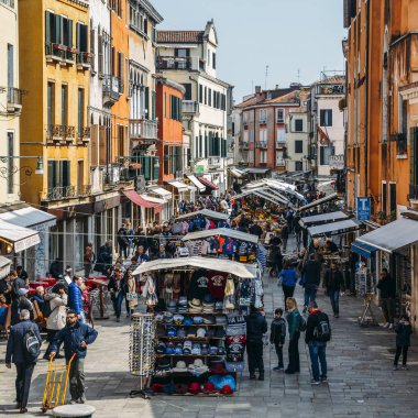 Cannaregio Venedik bölgesi Pazar tezgahları kurmak yanında yayalar yürümek