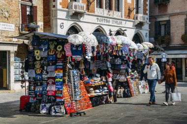Cannaregio Venedik bölgesi Pazar tezgahları kurmak yanında yayalar yürümek