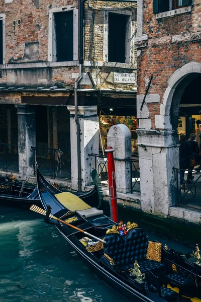 Prázdná luxusní gondola, zakotvené na typický majáček — Stock fotografie