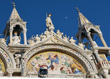Saint işaretleri Bazilika, katedral, kilise heykel mozaik ayrıntıları Doges Sarayı Venedik İtalya.