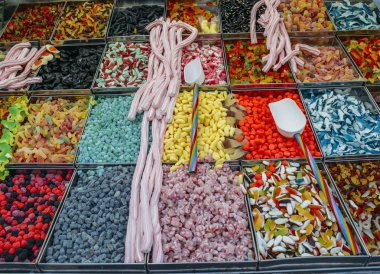 Bir durak ekranda çeşitli farklı şekerler topluluğu